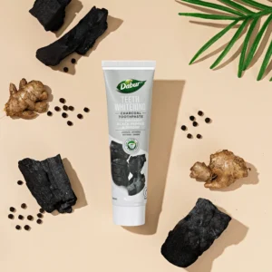 Избелваща паста за зъби Dabur с активен въглен черен пипер и джинджифил